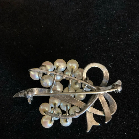 1930’s Silver Scroll 20 Cultured Mikimoto Pearl Brooch. Japan - Picture 10 of 10